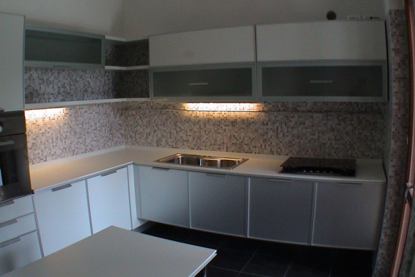 Progettazione e realizzazione cucina sospesa 